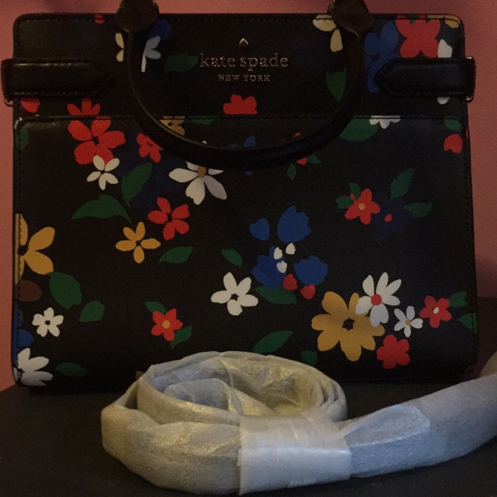 New w/o tags, floral kate spade purse with strap